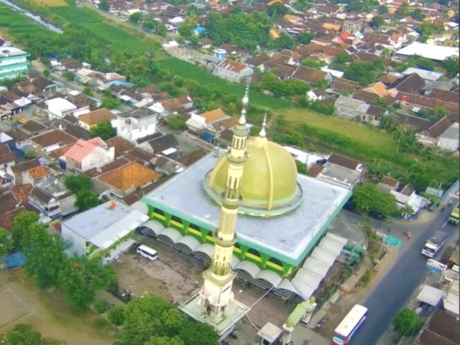 
					Kencong: Doa Khusyuk dan Hiburan Rakyat yang Berdampingan Tanpa Rasa Canggung.