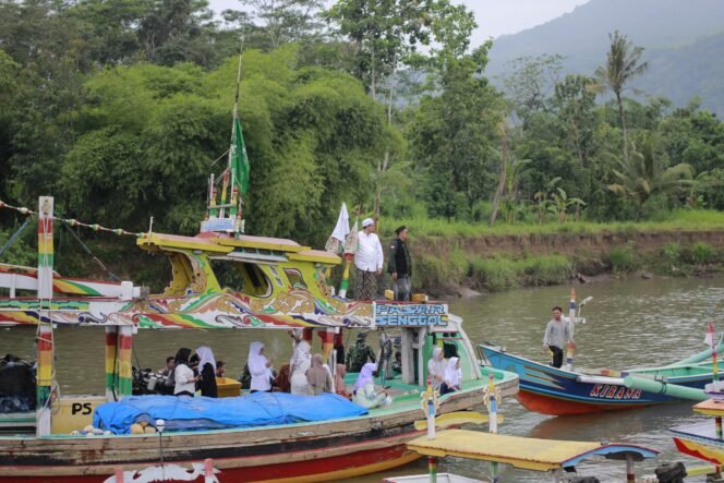 
					LDNU Kencong Gelar Refleksi Sumpah Pemuda dan Hari Santri di Pantai Puger