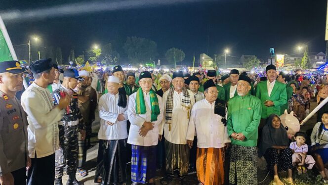 
					Ratusan Santri Meriahkan Kirab Lampion HSN 2025 di Alun-Alun Puger