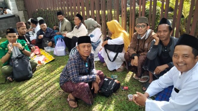 
					Potret Tawadhu Ketua PCNU Kencong KH. Zainil Ghulam dan Rais Syuriyah PWNU Jatim KH. Khoirzad Maddah Duduk Bersama Jamaah di Mujahadah Kubro NU