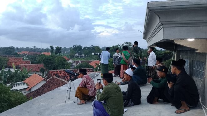
					Meski Tertutup Mendung, Rukyatul Hilal Dzulhijah di Gumukmas Tetap Antusias Diikuti Puluhan Peserta