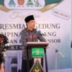 Gus Bupati Bersama Rais PCNU Kencong Melakukan Pengguntingan Pita