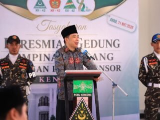 Gus Bupati Bersama Rais PCNU Kencong Melakukan Pengguntingan Pita