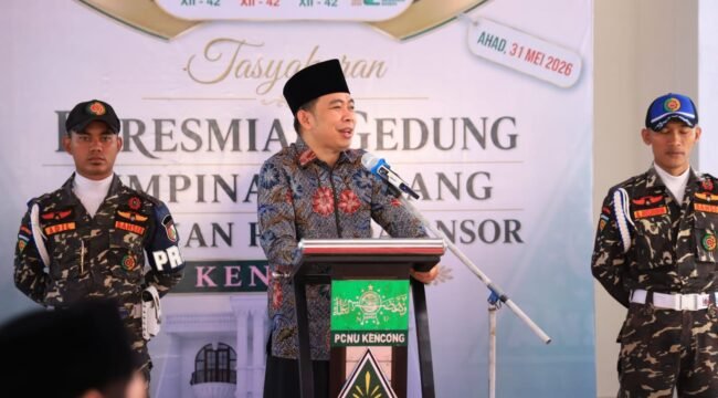 Gus Bupati Bersama Rais PCNU Kencong Melakukan Pengguntingan Pita