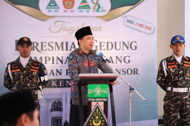 
					Gus Bupati Bersama Rais PCNU Kencong Melakukan Pengguntingan Pita