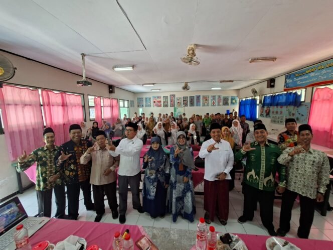 
					LP MA’ARIF NU KENCONG GELAR WORKSHOP PEMBELAJARAN BERBASIS AI, ANTUSIASME GURU MEMBLUDAK