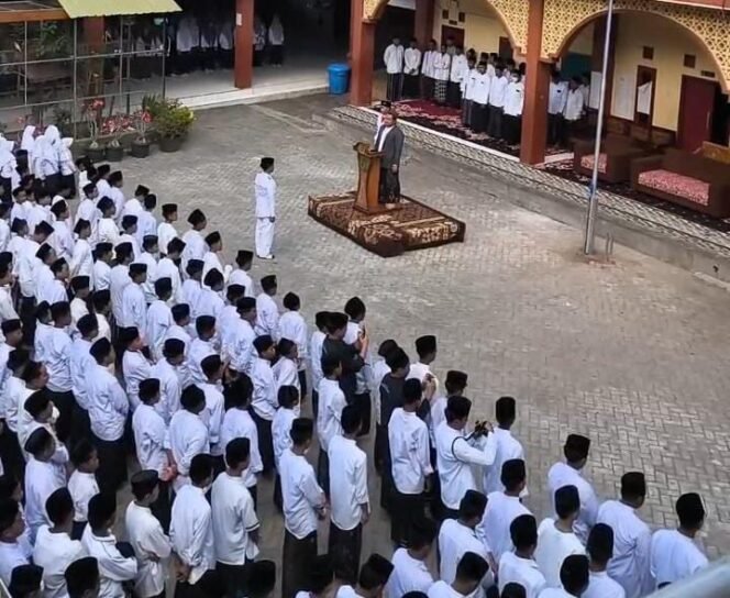 
					PP Assunniyyah Al Jauhari Kencong Gelar Upacara Peringatan Hari Santri, Tekankan Semangat Belajar dan Tirakat