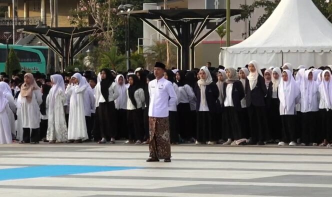 
					Kebanggaan Banser Kencong, Komandan Ridhwan Khamid Pimpin Apel Hari Santri Nasional 2026 di Alun-Alun Jember